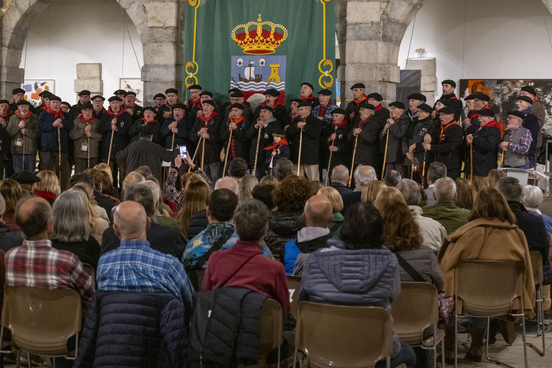 Un gran tapiz con el escudo de Cantabria preside el concierto de las marzas en el Parlamento.