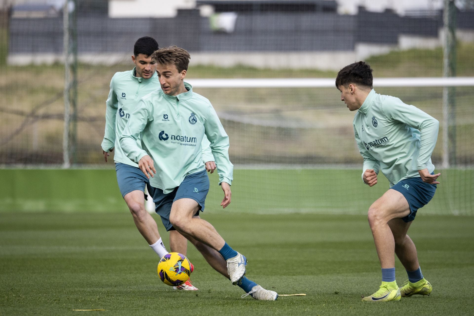 Javi Castro lleva el balón en un entrenamiento del Racing.