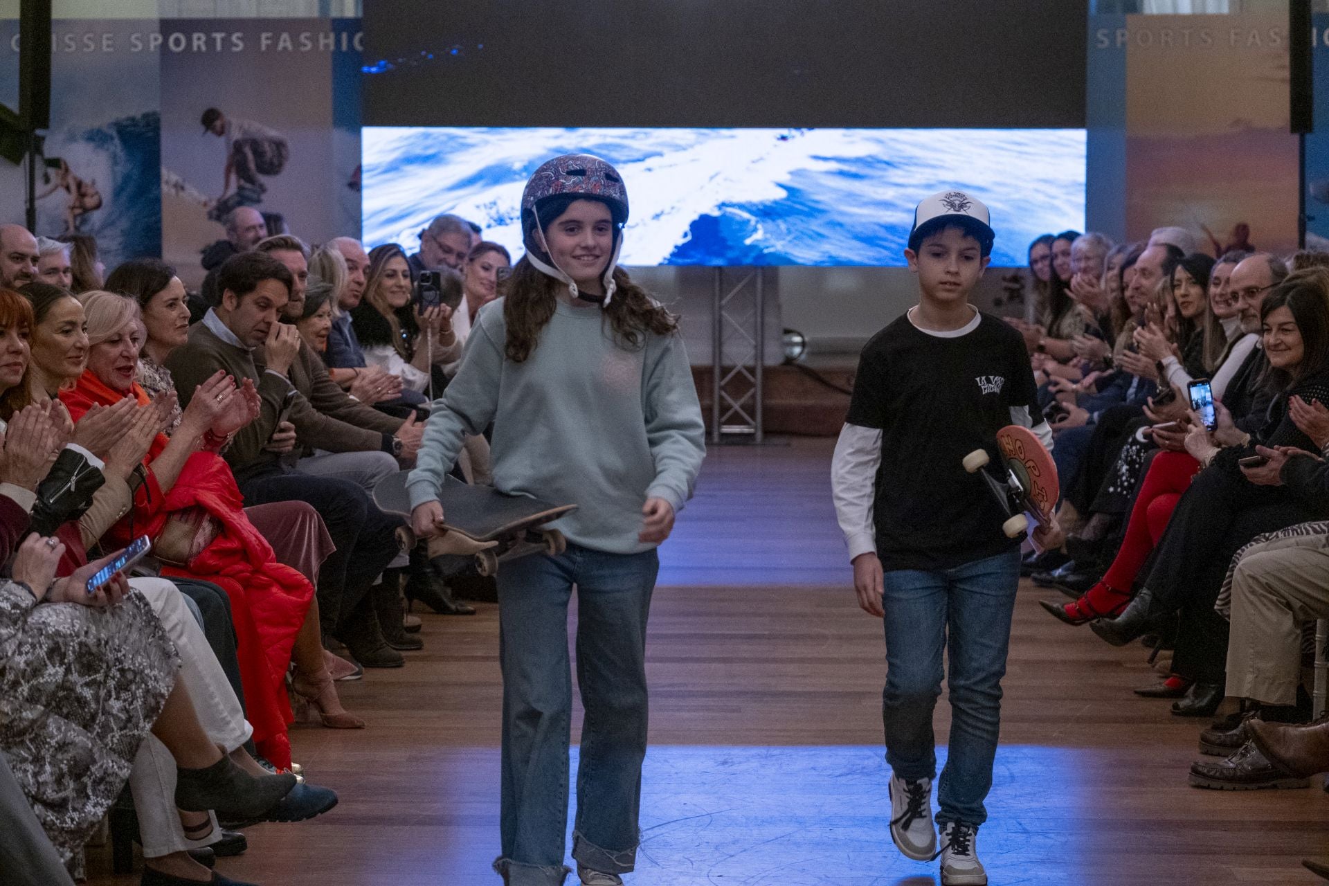 Marina Domínguez y Raúl Pallás, con sus monopatines durante el desfile.