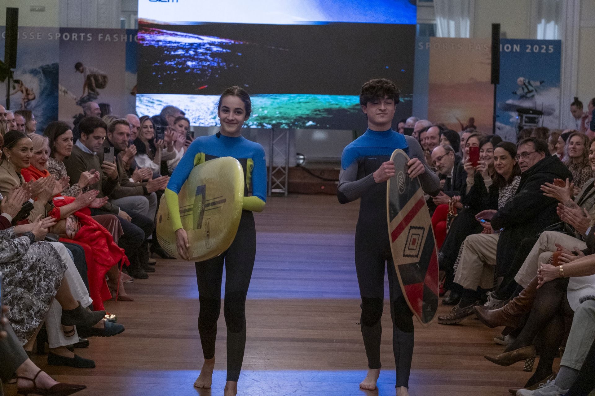 Triana Ruiz y Pablo Casado, con trajes de surf.