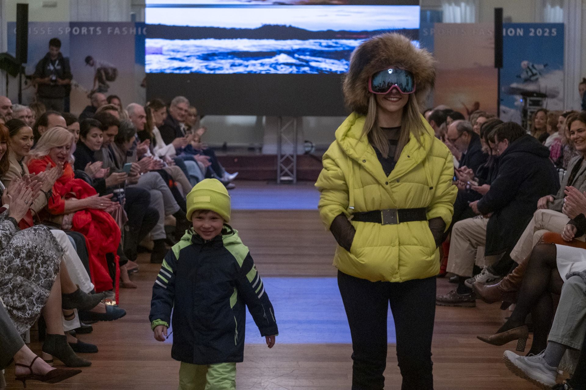 Mateo Fernández-Murueta y su madre, Raquel Cruz, con looks para disfrutar de la nieve.