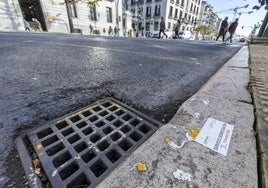 Foto de una alcantarilla del Paseo de Pereda, revisada contra la plaga de ratas en Santander. Vídeo de la alcaldesa, esta mañana, valorando esta problemática.