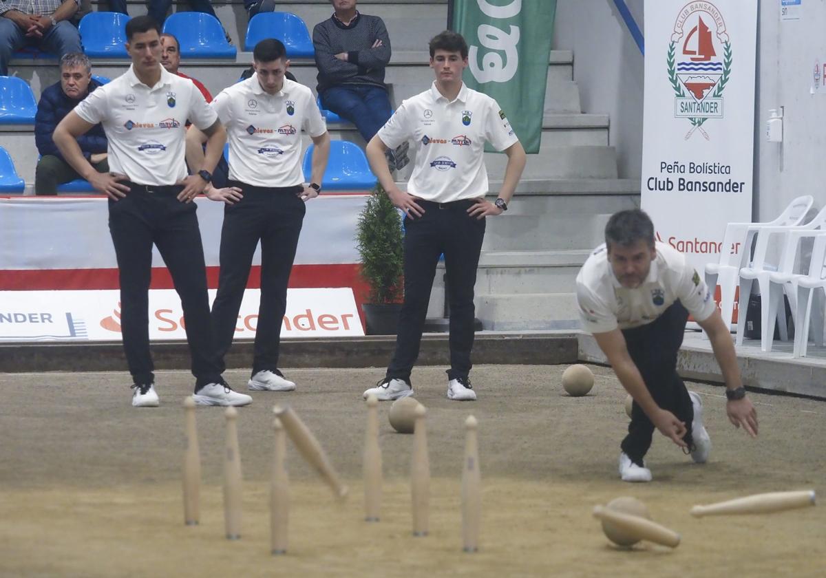 Rubén Haya al birle para Peñacastillo con Víctor González, José Manuel González y Mario Pellón al fondo.