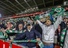 Aficionados del Racing y el Sporting entremezclados en las gradas de El Molinón en el partido de la temporada pasada en Gijón.