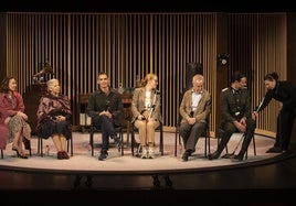 Marta Velilla, Kiti Mánver, Juan Carlos Rubio, Eva Guillermina Fernández, Carlos Hipólito y Cristóbal Suárez, en el escenario de la Sala Pereda donde presentaron ayer la obra 'Música para Hitler'.