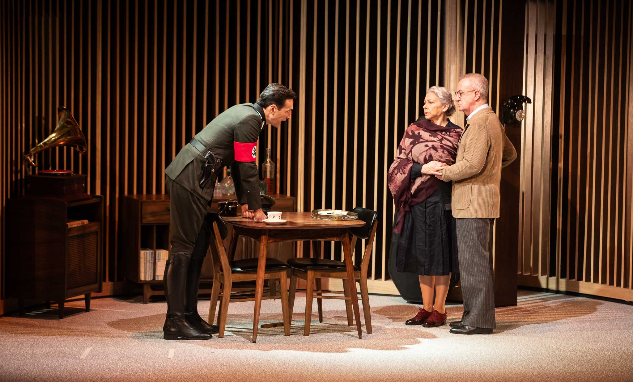 La escena, en la que el soldado nazi (Cristóbal Suárez) le pide a Casals que participe en ese homenaje musical a Hitler está llena de tensión.