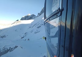 Rescate del montañero afectado por un alud el sábado en Peña Santa, en Picos de Europa.