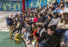 Sergio Silva, consejero de Educación, Formación Profesional y Universidades, charla con los estudiantes en el acto celebrado en el Palacio de Festivales de Cantabria.