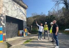 El alcalde y el edil de Festejos supervisan el inicio de las obras.