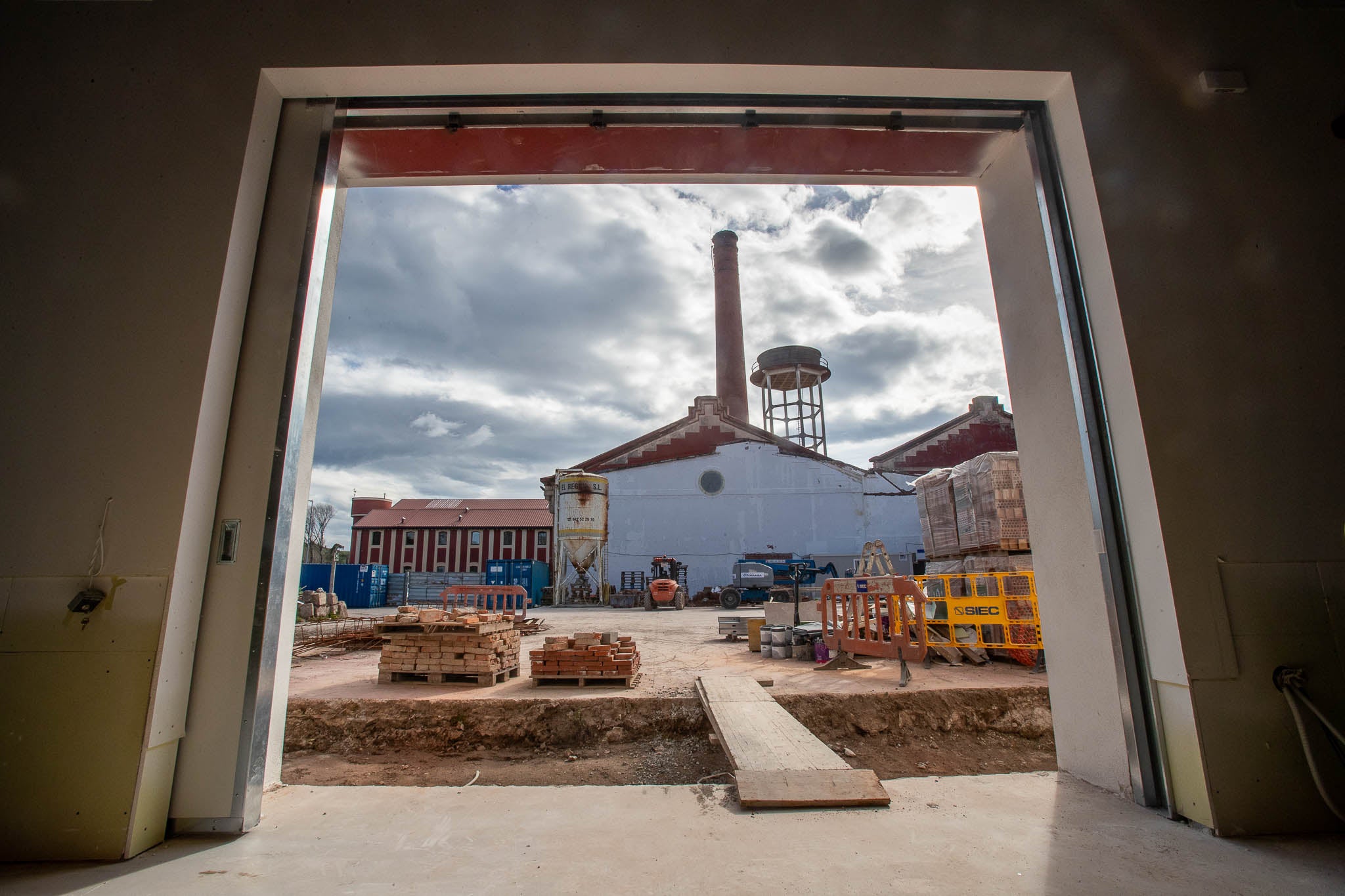 Vista de las naves que serán objeto de remodelación en la segunda fase de cara a la creación de un centro cultural para las escuelas de arte, desde la parte afectada por la primera fase.