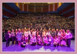 Foto de familia de la presidenta Sáenz de Buruaga con las mujeres de las tres asociaciones reconocidas en la gala del 8M organizada por el Gobierno de Cantabria.