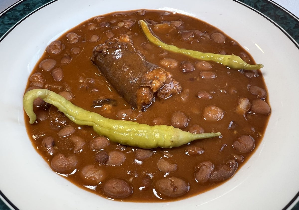 Imagen principal - Alubias rojas con chorizo, angulas (especialidad de la casa) y gallo de corral guisado con patatas fritas.