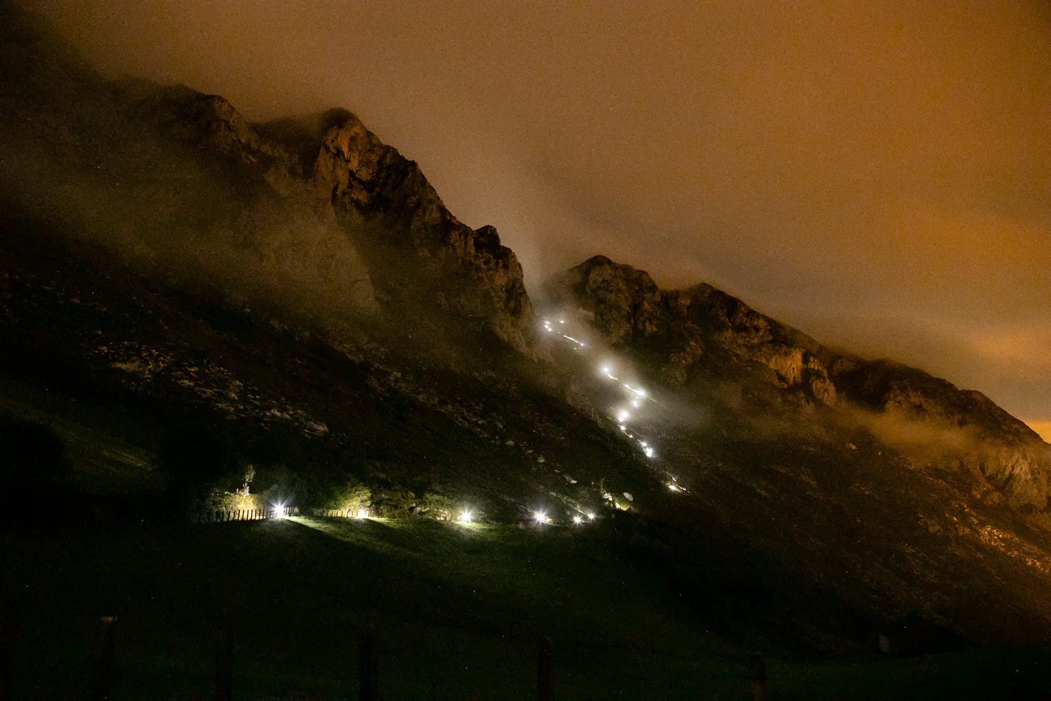 Bajada de Arria durante la madrugada, iluminada por los corredores