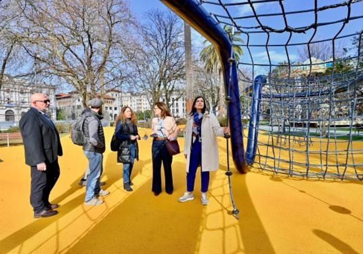 El Ayuntamiento renovará desde el lunes el suelo y el mobiliario del parque infantil de la Plaza de Machichaco