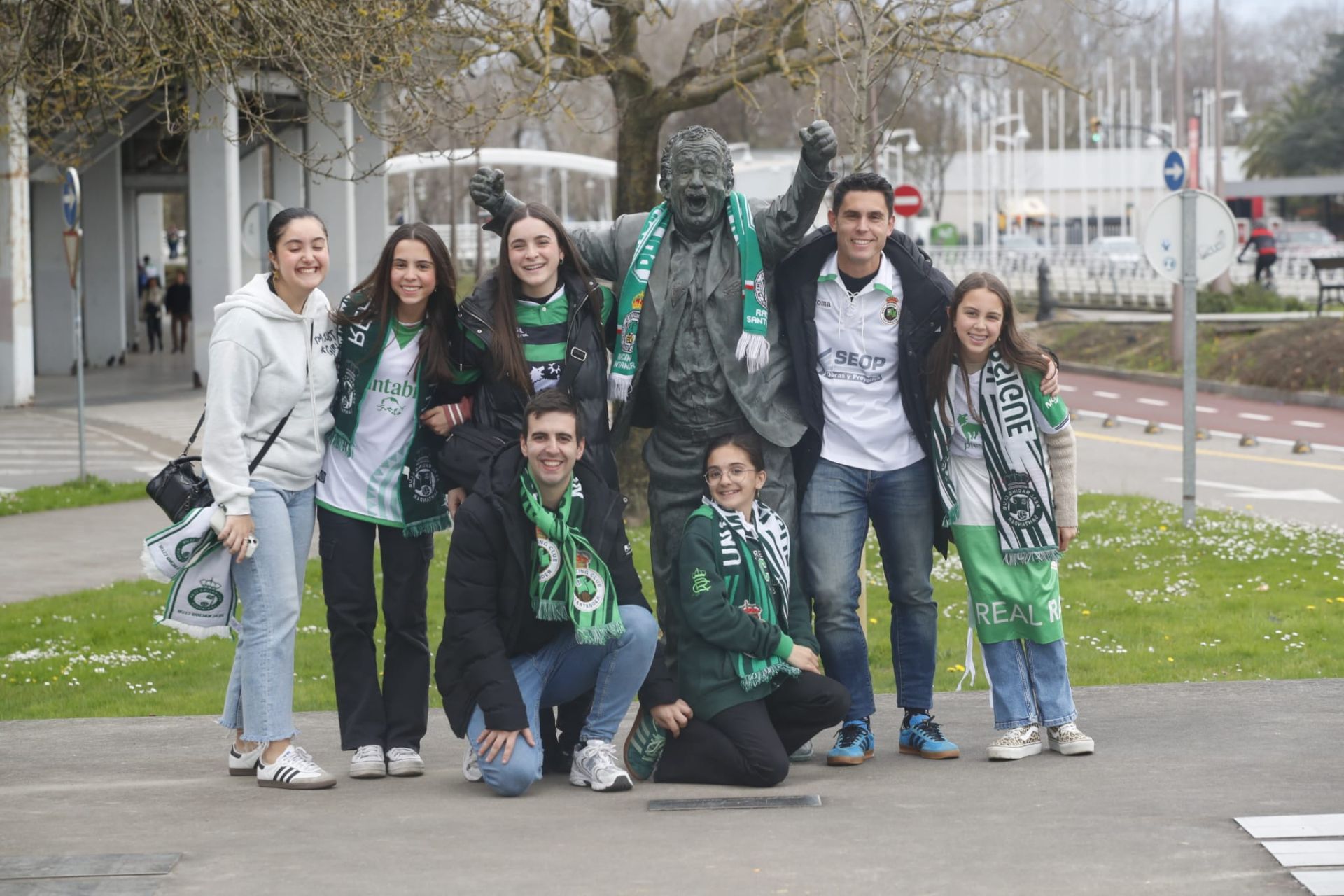 Siete aficionados del Racing se fotografían con la estatua de Manolo Preciado.