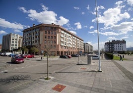 Varios inmuebles del barrio Peñacastillo, en la calle Santiago García Cuadrado, una zona residencial y en expansión.