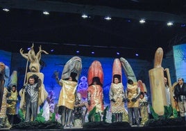 Integrantes de Los Rayitos, ataviados de peces, durante el Juicio en el Fondo del Mar celebrado este sábado en Santoña.