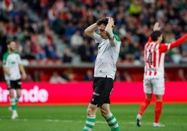 Íñigo Vicente, con las manos en la cabeza, al terminar el partido.