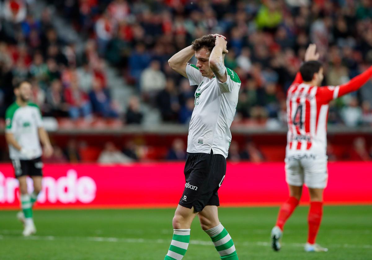 Íñigo Vicente, con las manos en la cabeza, al terminar el partido.