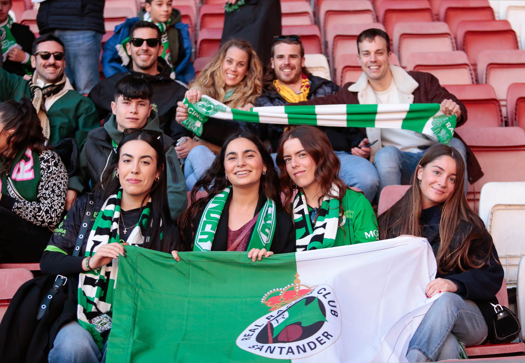 Aficionados racinguistas en la previa del encuentro en la grada de el Molinón. 