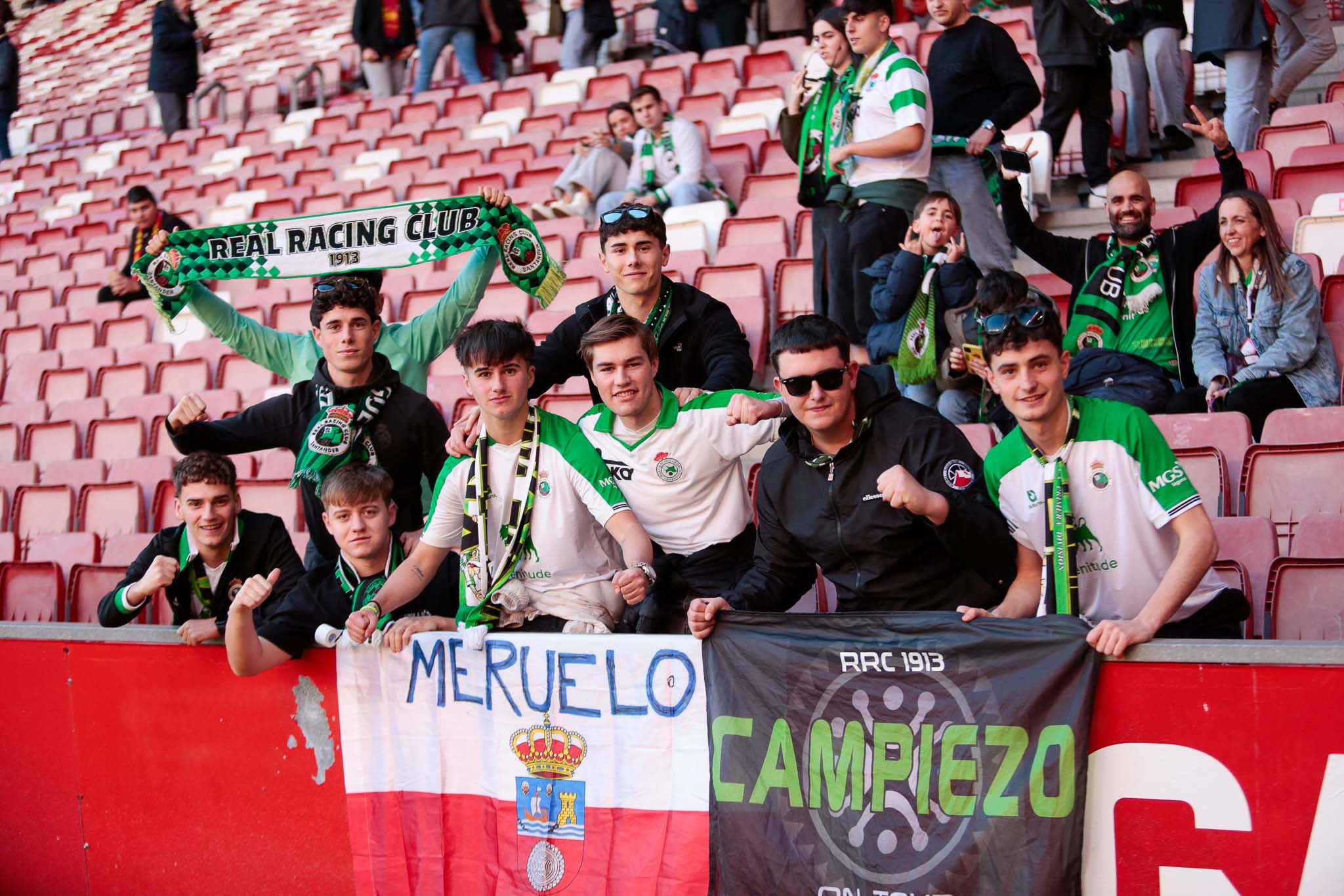 Aficionados racinguistas en la grada de El Molinón, antes del inicio del encuentro. 