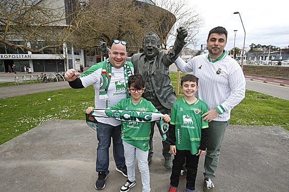 Cuatro aficionados cántabros, junto a la estatua de Manolo Preciado, cerca de El Molinón.
