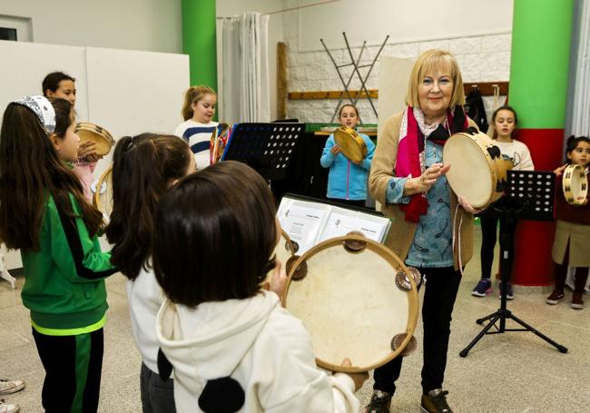 Emilia 'Emi' Díaz toca la pandereta, en la Escuela de Folclore.