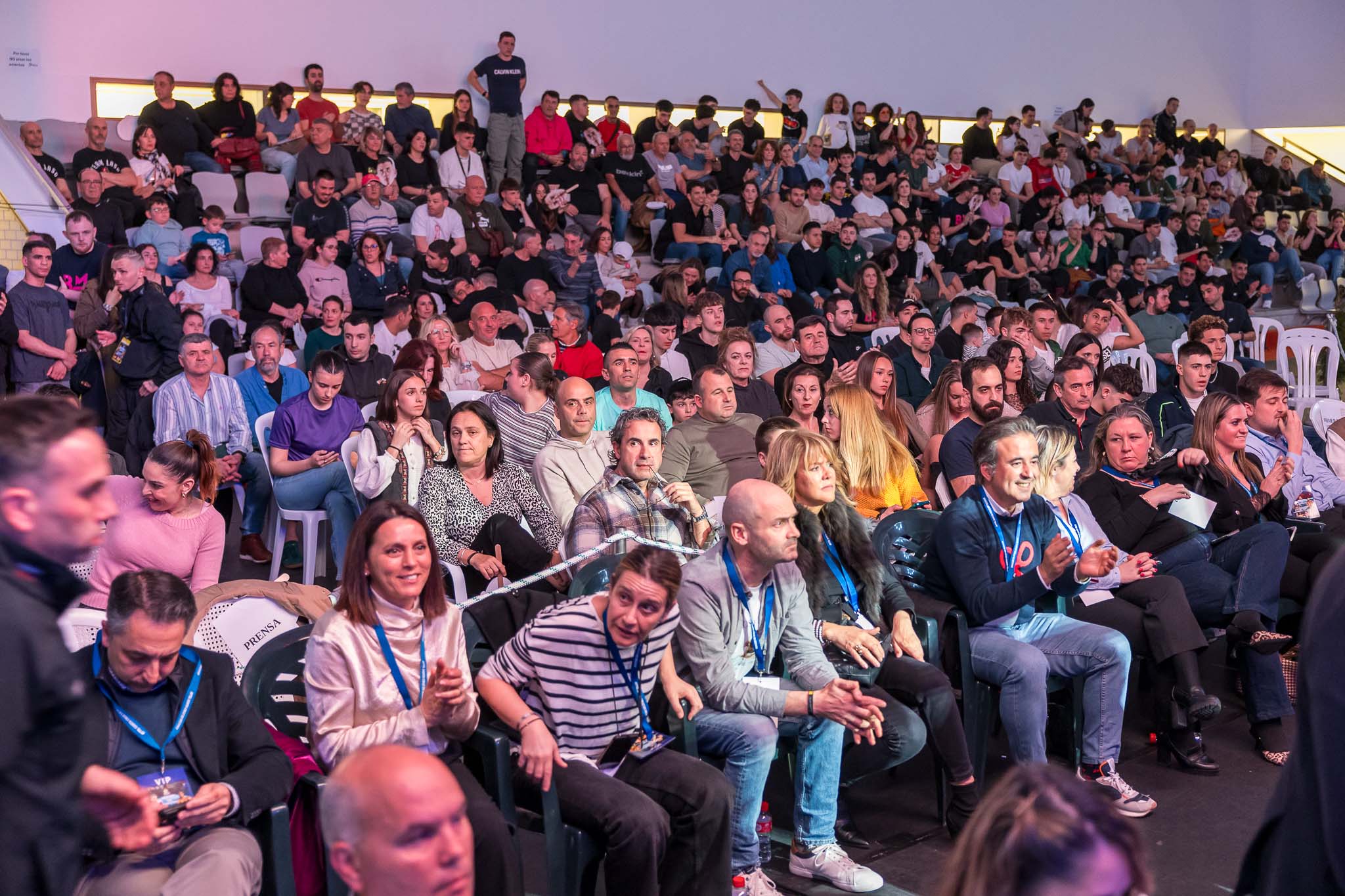 El público llenó el pabellón José Escandón de Bezana.