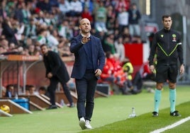 José Alberto sigue el partido desde su zona técnica del banquillo en El Molinón en un lance de este sábado.