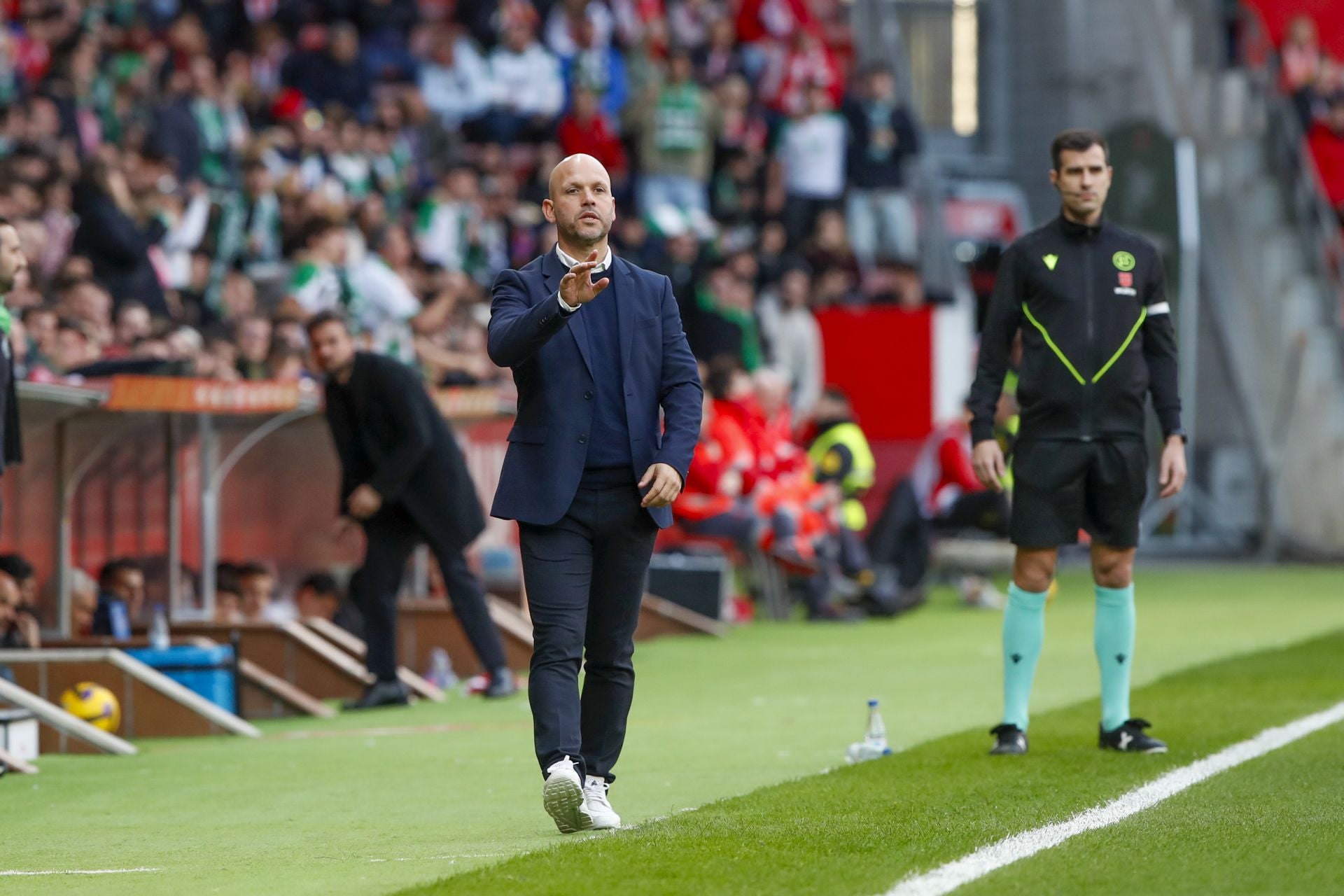 José Alberto sigue el partido desde su zona técnica del banquillo en El Molinón en un lance de este sábado.