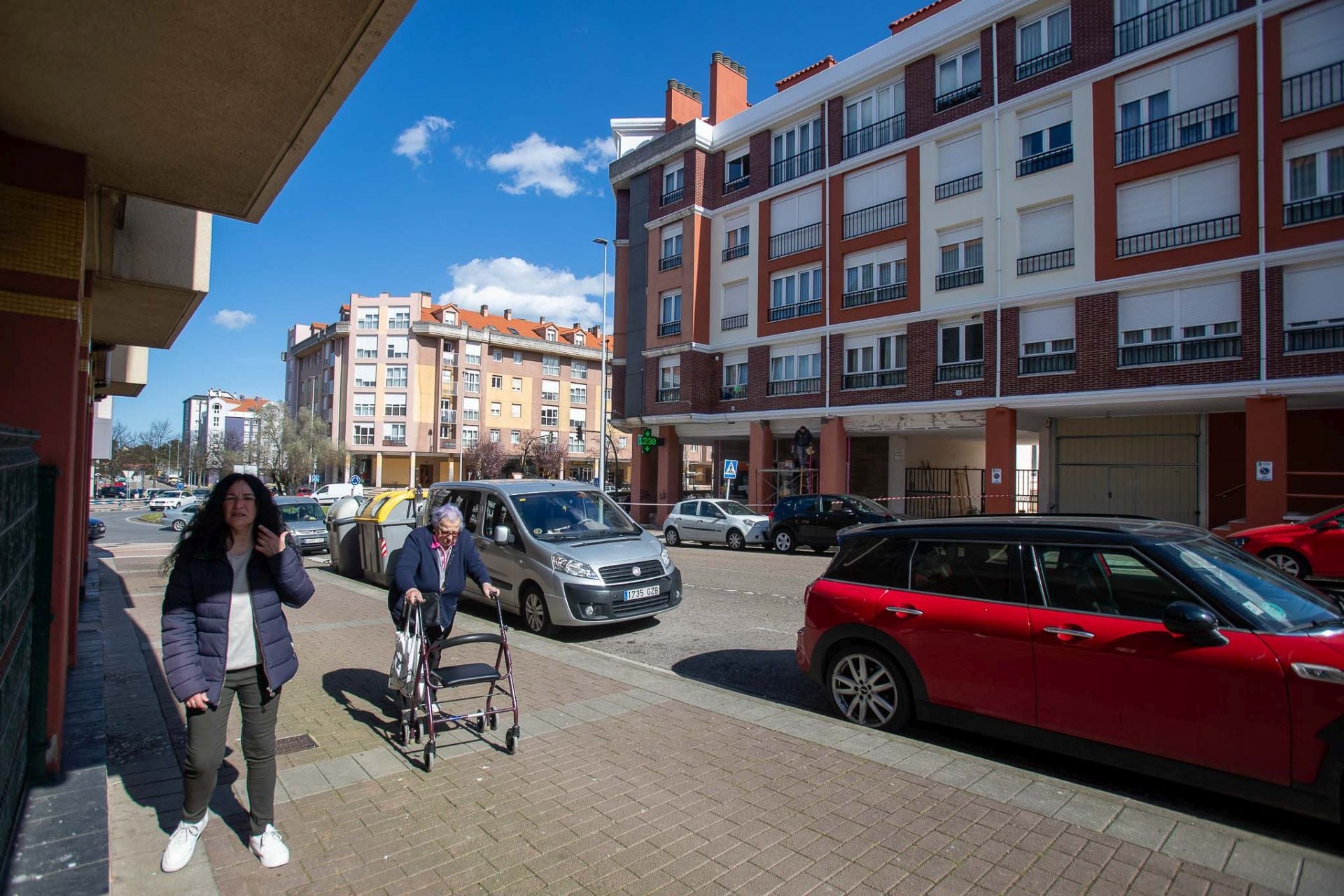 En El Alisal priman los edificios con bajos comerciales, donde hay mucho comercio local.