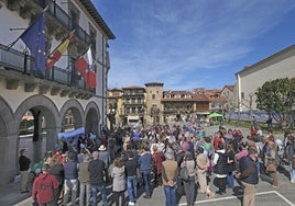 Unas cien personas se han manifestado este domingo en los bajos del Ayuntamiento para protestar por la gestión del patrimonio de Comillas.