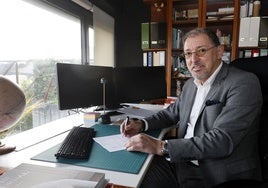 El director de Solvay en España y Portugal, Jorge Oliveira, en el despacho de su vivienda en Cantabria.