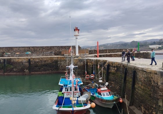 El puerto de Comillas en la mañana del martes con dos barcos pesqueros en la zona de atraque.