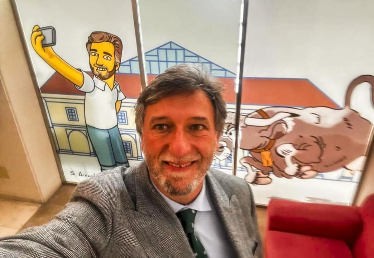 Cristóbal Palacio haciéndose un selfi con el vinilo retirado sin su permiso del despacho.