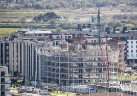 Imagen de este mismo mes de pisos en construcción en Peñacastillo, en Santander.