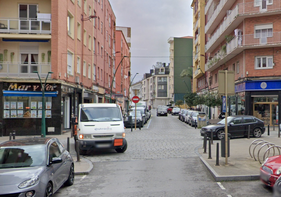 Calle Julián Urbina de Torrelavega, cerca de donde se produjo la detención.
