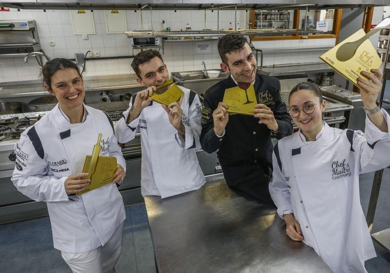 María Luz Marco, Daniel Clavo, Diego de Obeso y Sofía Gutiérrez, con sus respectivos trofeos de ganadores.