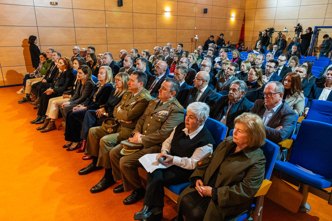 Se han dado cita autoridades civiles, militares, políticas y víctimas del terrorismo. 