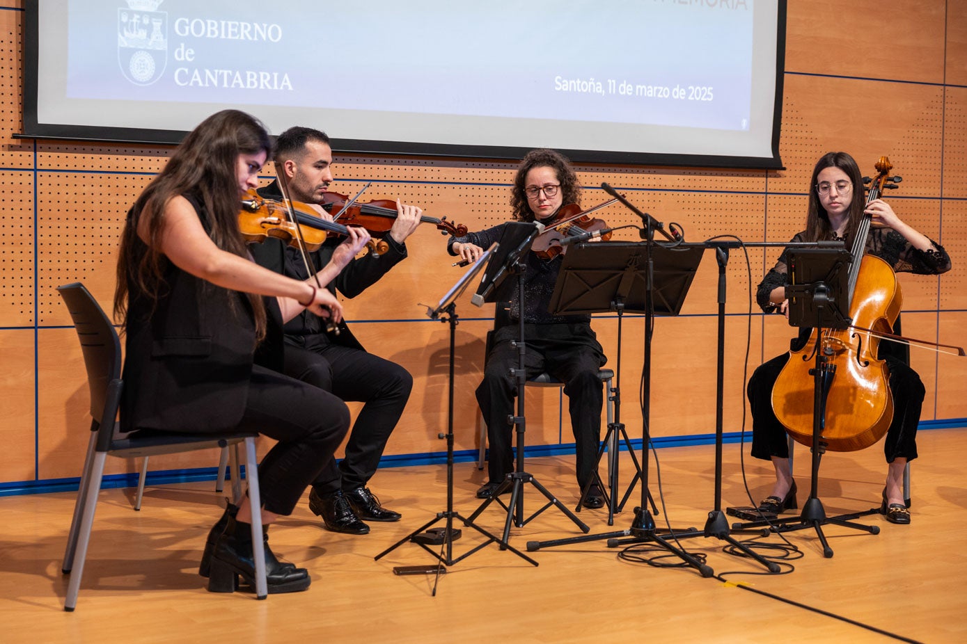 La música clásica se ha intercalado entre las distintas intervenciones en el acto homenaje. 