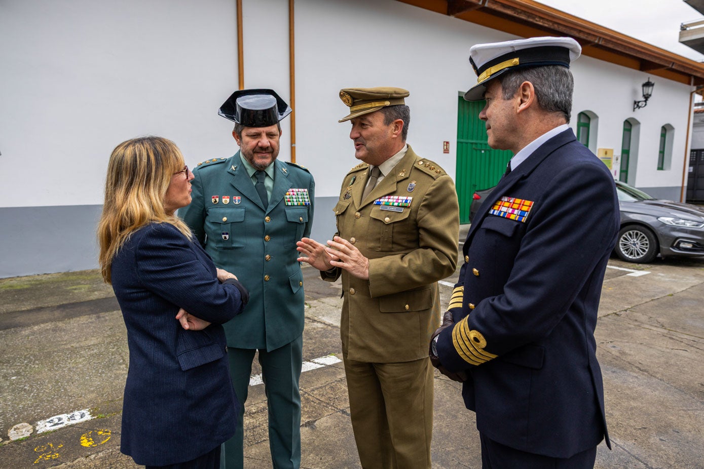 La delegada del Gobierno de Cantabria, Eugenia Gómez de Diego, charlando con representantes del ámbito militar y de seguridad de la región. 