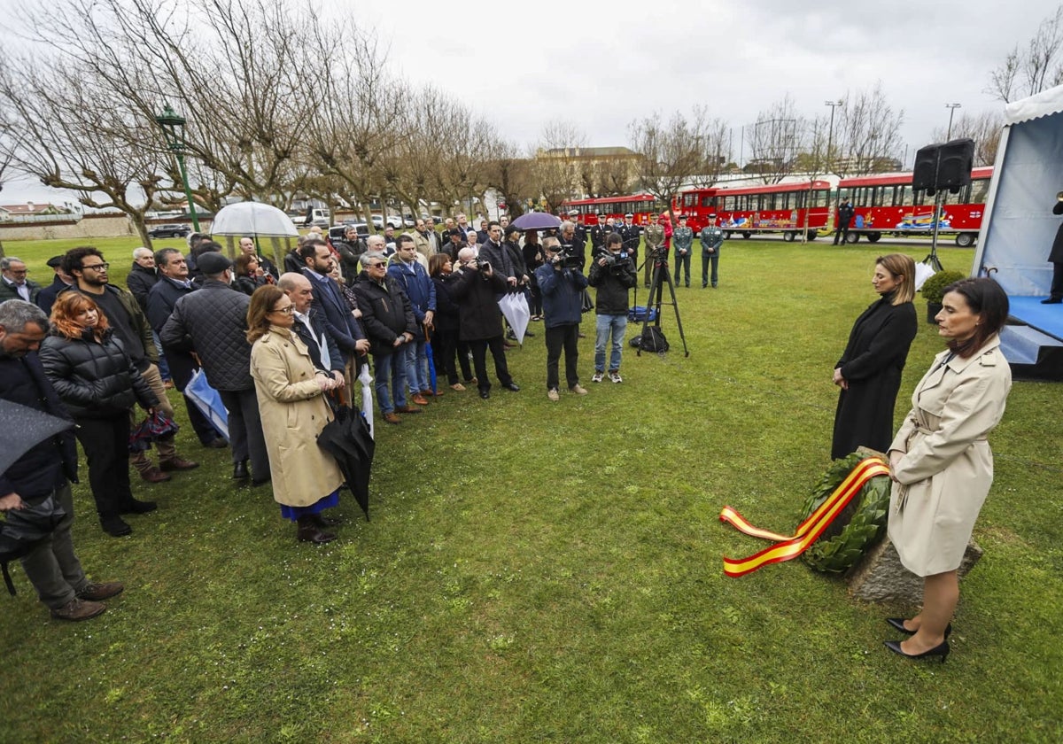 La alcaldesa de Santander, Gema Igual, y la presidenta de Ascanvite, Silvia Gómez, homenajean a las víctimas frente al monumento de Agustín Ibarrola.