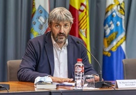 El escritor e historiador Mario Crespo dura nte un acto celebrado en el Ateneo.