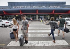 Pasajeros en la entrada del aeropuerto.