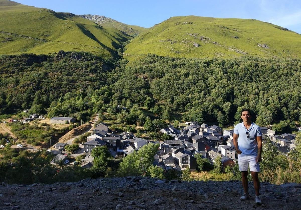 Javier Ramón en Guímara, en el valle de Fornela.