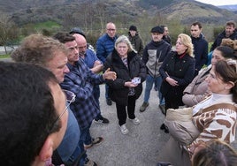 La directora general de Biodiversidad del Ministerio, María Jesús Rodríguez, en primer término a la derecha, atiende la explicación de alcaldes y representantes ganaderos en presencia de la consejera María Jesús Susinos, ayer, en Ruente