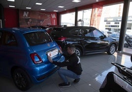 Un trabajador prepara un coche para su venta.