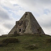 La Pirámide de los Italianos se erige en el Puerto del Escudo.