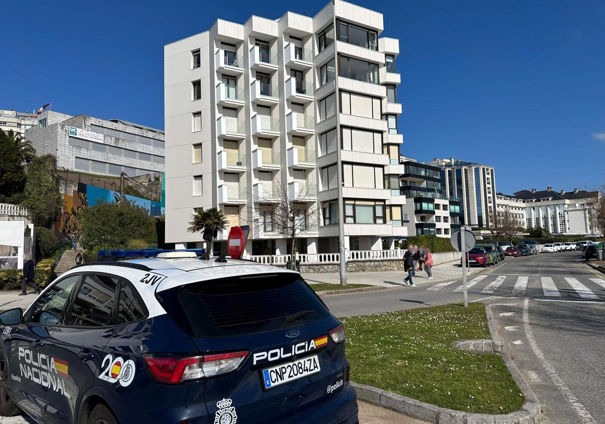 Roba un coche de un concesionario y huye por el centro de Santander hasta que choca y le detienen