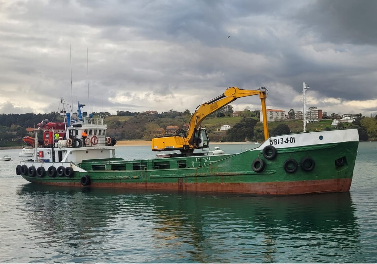 La draga Punta Galea llegando al puerto de San Vicente de la Barquera.